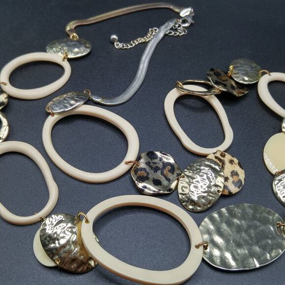 Chico's Loop Animal Print Belt, Hammered Lucite Cream Loops, Snake Chain, 46 In - Picture 2 of 8
